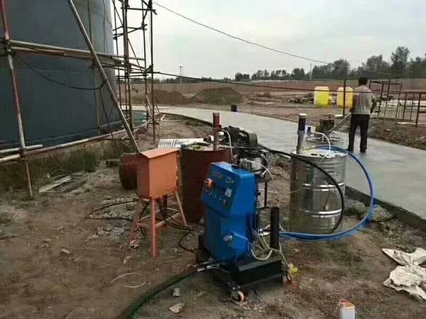 聚氨酯噴涂機設(shè)備JNJX-Q2600用于罐體保溫噴涂