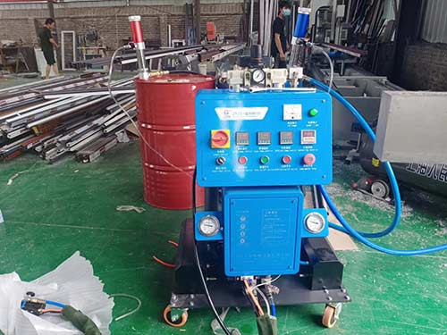 斷橋鋁內部填充物 是什么泡沫(圖2) Q2600D斷橋鋁填充聚氨酯噴涂發泡機