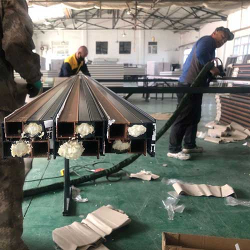 斷橋鋁型材灌注發(fā)泡機(jī) 高壓聚氨酯澆注機(jī)(圖2) 斷橋鋁型材灌注發(fā)泡案例